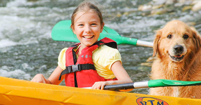 Une enfant et son chien ensemble sur un canoë avec ALB Canoës